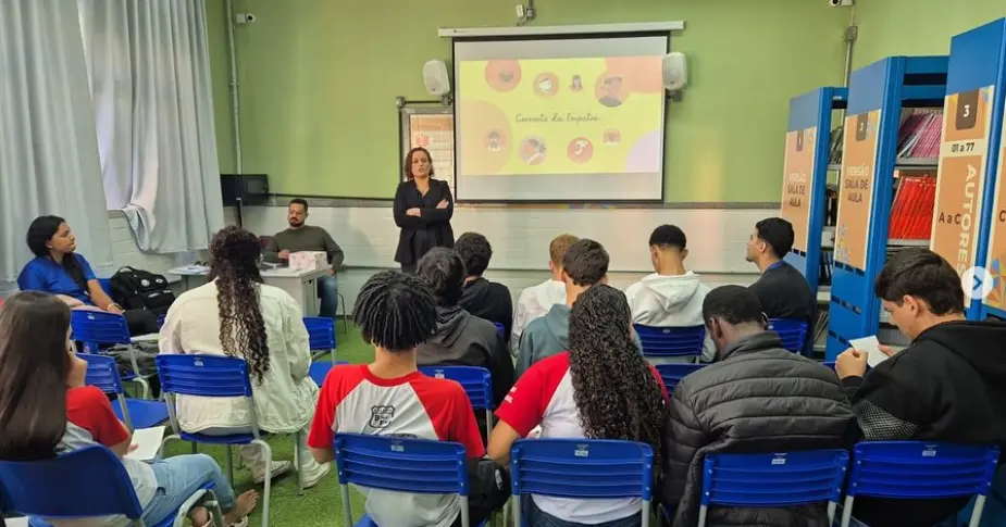 Palestra de Amanda Magalhães sobre bullying para estudantes
