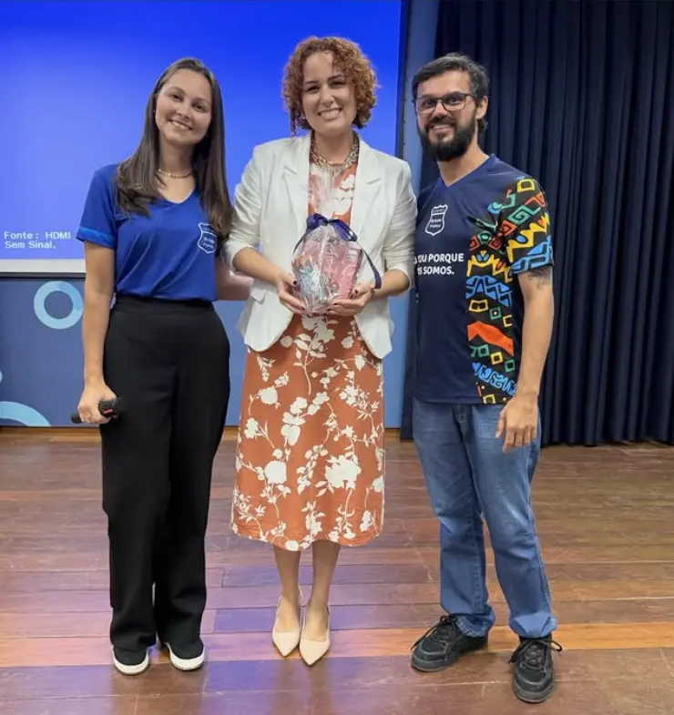 Amanda Magalhães com dois professores após palestra sobre racismo