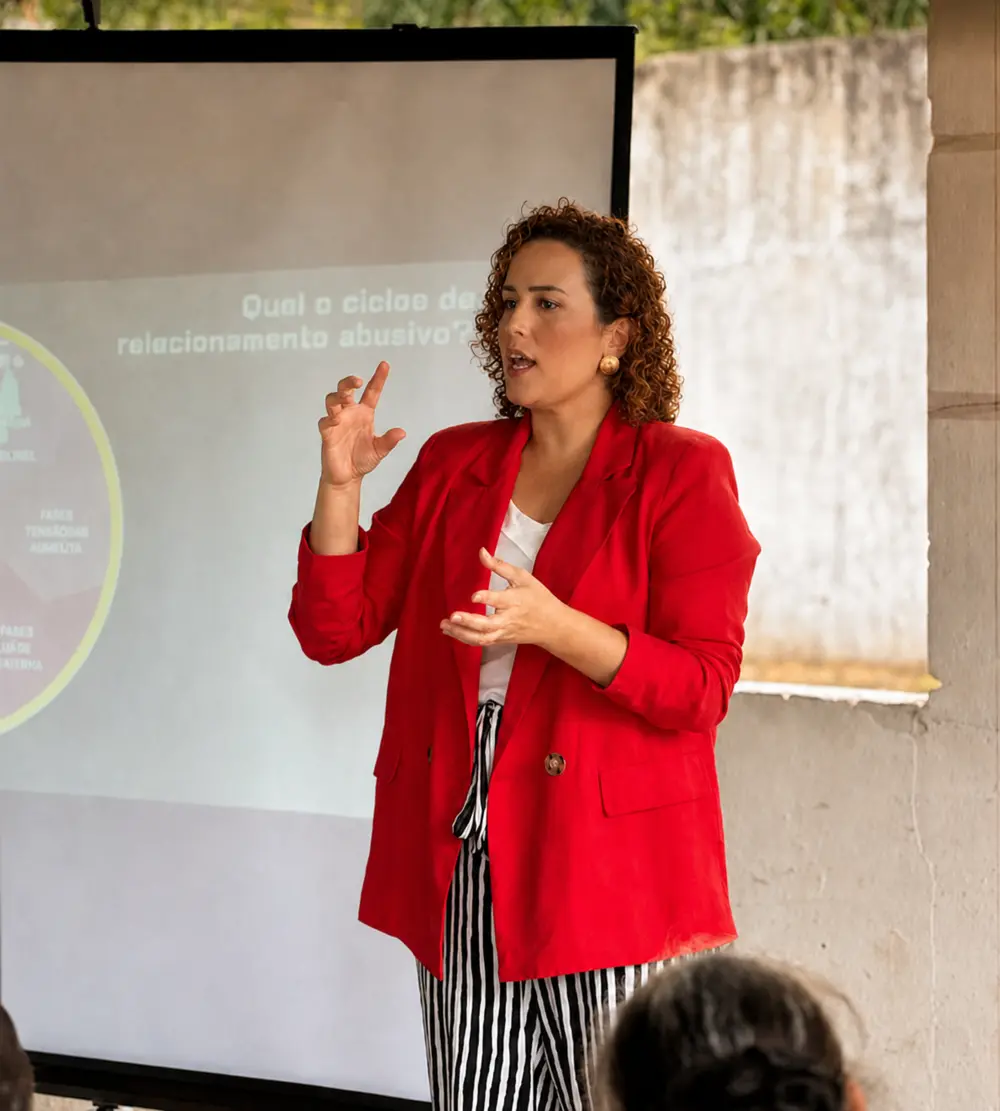Amanda Magalhães em palestra sobre violência doméstica